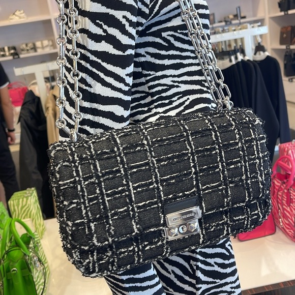 MICHAEL KORS
Tribeca Large Frayed Denim Shoulder Crossbody Bag
NWT - Picture 11 of 16